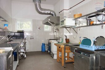 Predaj: Na predaj komerčná budova s parkovaním a širokým vyu - 16