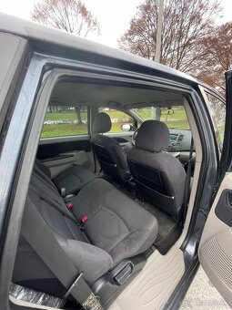 Mitsubishi Grandis 7-miestne - 16