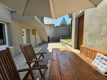 Veľký RD s bazénom v obci Petrova Ves - 2 samostatné bývania - 16