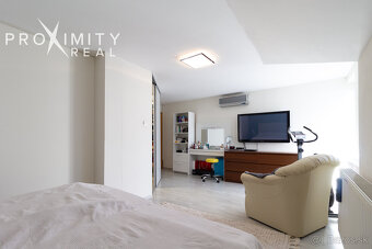 Priestranný rodinný dom s balkónmi a garážou v Barci - 16