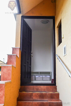 NA PREDAJ RODINNÝ DOM SO SAMOSTATNOU UBYTOVŇOU V OBCI ZAVAR - 16