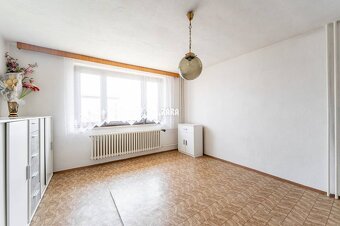 GYŇOV: Priestranný tehlový 6 izbový  rodinný dom, pozemkok 6 - 16
