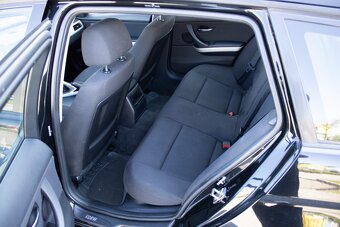 BMW 316d Touring z roku 2011 - 16