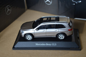 1:43 Mercedes - 16