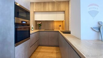 Predaj 3-izbový apartmán 81 m2, balkón 18 m2, výťah, garážov - 16