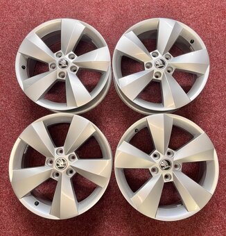 5x112 R17 alu disky originál Škoda Kodiaq 2021 - 16
