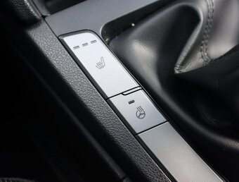 Hyundai Elantra 1.6 CRDi 2017, TOP stav, garážovaná - 16