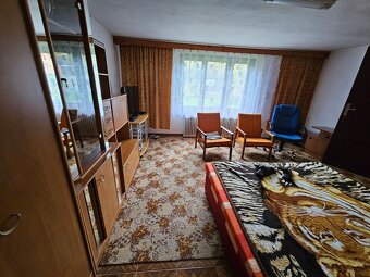 PREDAJ: Priestranný 2-generačný rodinný dom s potenciálom a  - 16