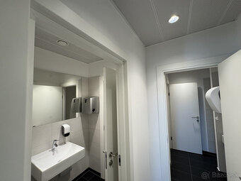 Prenájom samostatného kancelárskeho traktu 750 m² pri jazere - 16