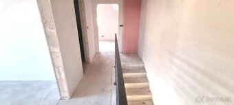 PRÁVE SKOLAUDOVANÝ 5i. RD 118m2 + ZÁHRADA + 2x PARKING / BA. - 16