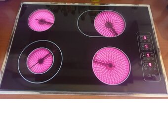 Moderná pekná kuchynská linka so spotrebičmi - 16