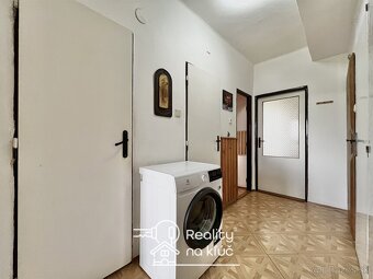 Na predaj zariadený 4-izbový byt s garážou v obci Dubník - 16