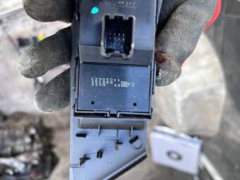 Opel Astra J 09-15 diely interiéru radio,packy,panel,vypínac - 16