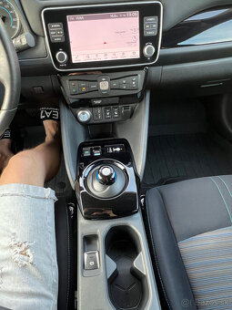 Nissan Leaf N-Connecta 40KWH V ZÁRUKE 360 STUPŇOVÁ KAMERA - 16