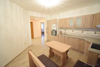 PRIESTRANNÝ BUNGALOV S GARÁŽOU NA PEKNOM ROŽNOM POZEMKU - 16
