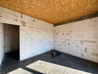 BENIAKOVCE - 4 IZBOVÝ PEKNÝ RD 107 M2 S TERASOU, HRUBÁ STAVB - 16