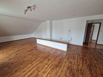 Ponúkame na predaj priestranný, viacgeneračný rodinný dom v - 16