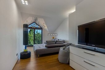 | Veľkorysý 8-izbový rodinný dom s bazénom na Zvončekovej ul - 16
