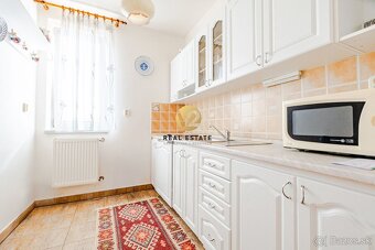 Na PREDAJ Dvojgeneračný RD Nitra - Hornozoborská na 909m2 po - 16