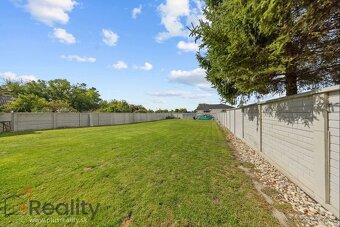 Moderný rodinný dom s veľkým pozemkom, terasou a zariadením - 16