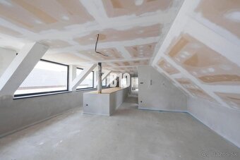 Na predaj: priestranný rodinný dom s veľkým pozemkom v obci  - 16