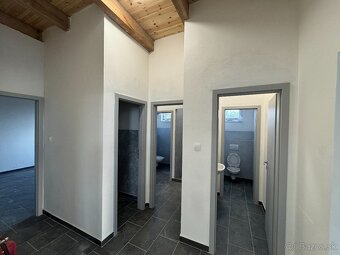 NA PREDAJ/PRENÁJOM vám ponúkam sklad s 3 garáž.bránamy - 16
