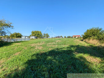 Mimoriadne veľký 55-árový pozemok so starším domom pri Vra - 16