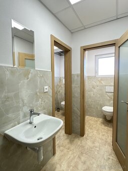 Administratívna budova-kancelárie, obchodný priestor, sklad - 16