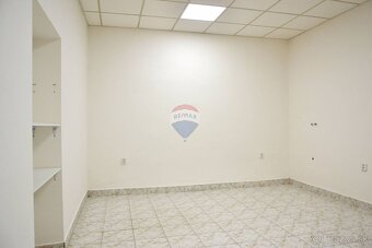 Na predaj jedinečná budova v meste Lučenec - 16