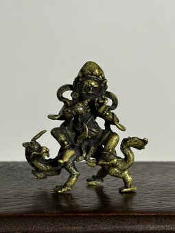 4 starožitné Tibetské bronzové sošky na originálnom drevenom - 16