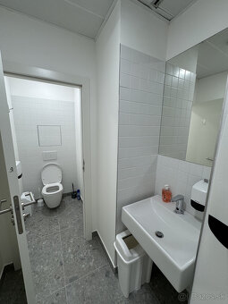 Prenájom novozrekonštruovaného samostatného kancelárskeho tr - 16