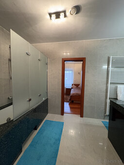 Nadštandardný 7-izbový rodinný dom s bazénom a saunou, Rača - 16