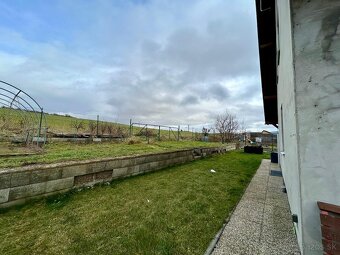 Moderný rodinný dom v tichej ulici s nádherným pozemkom - 16