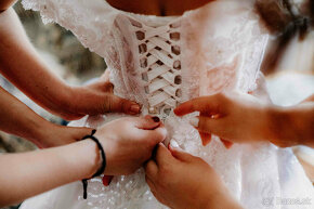 Svadobné šaty trblietavé s vlečkou - 16