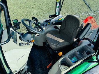 Komunální traktor JOHN DEERE 4720. - 16