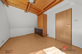 Rodinný dom s veľkým pozemkom, dvomi terasami a krbom – Čenk - 16