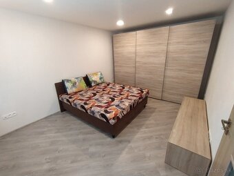 1-izbový zrekonštruovaný, plne zariadený byt s balkónom - 16