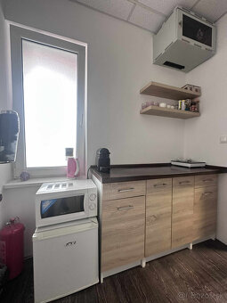 Na prenájom kompletne zariadený a funkčný salón manikúry a p - 16