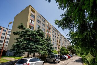 Exkluzívne na predaj priestranný čiastočne prerobený 3 izbov - 16