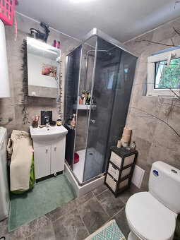 Záhrada s murovanou chatou s nádherným výhľadom - 16