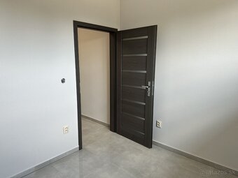 Skladové priestory v oplotenom areáli s vrátnikom - 16