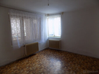 Na predaj starší dom  v N. Zámkoch -pozemok 807 m2. - 16