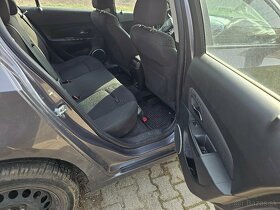 Predám alebo rozpredám Chevrolet cruze 1,8  bez motora. - 16