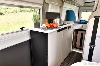 CamperVan s otvárateľnou strechou CARADO CV640 Novy Automat - 16