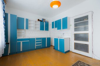 Rodinný dom s veľkým pozemkom vo Valaskej Dubovej - 16