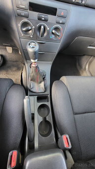 Toyota Corolla E12J rok 2004 - 16