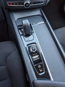 Volvo XC60 B4 Momentum AWD A/T - 16