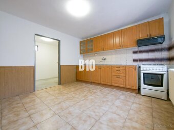 REZERVOVANÉ Čiastočne zrekonštruovaný 4 izbový rodinný dom - - 16