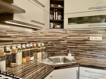 Na predaj útulný rodinný dom po rekonštrukcii s garážou, pek - 16