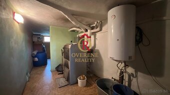 Zachovalý rodinný dom s krásnou záhradou a letnou kuchyňou v - 16